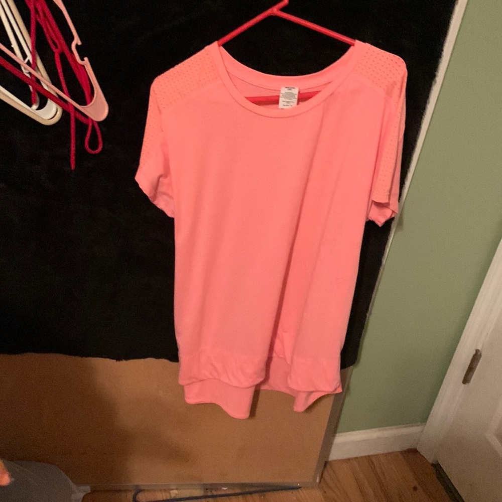A short sleeve shirt